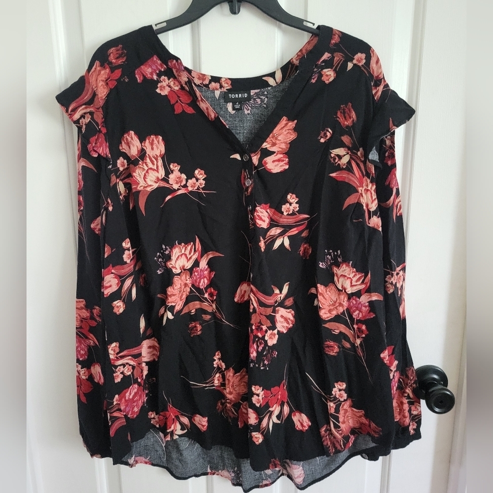 Torrid Womens Black Floral V-neck Challis Ruffle Trim Pullover Top Size 2X
